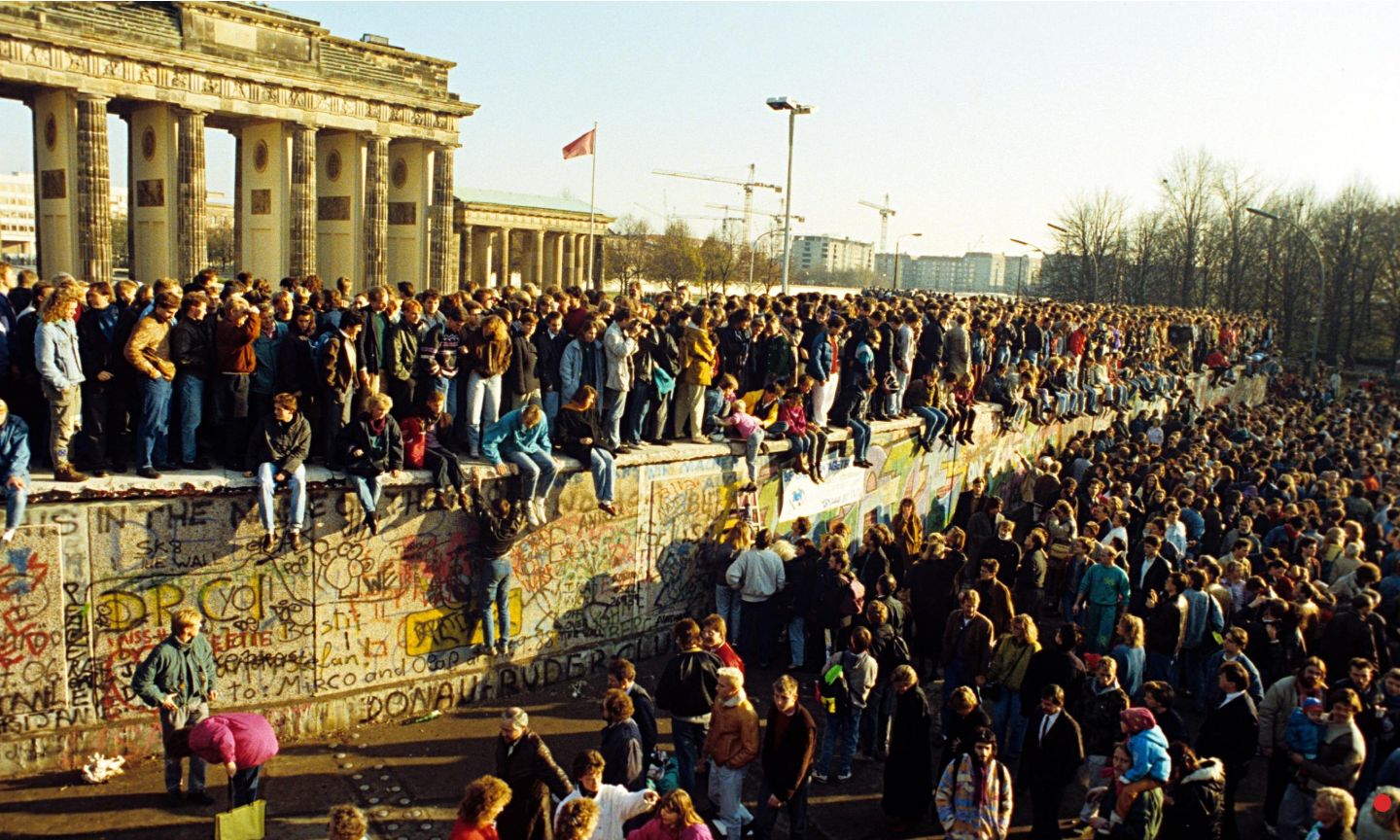 Открывается свободный проход граждан из Восточной в Западную часть Берлина - начинается разрушение "Берлинской стены"