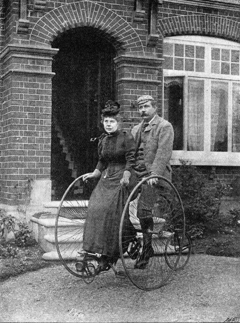 Сэр Артур Конан Дойл женой на велосипеде, 1892 год