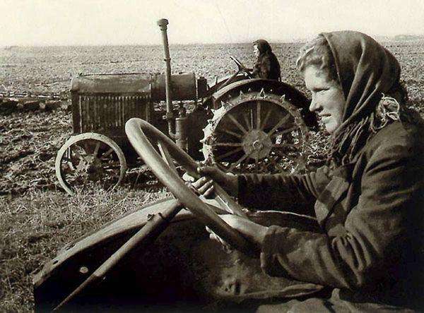 Женщины осваивают технику в колхозах, СССР, конец 20-х годов