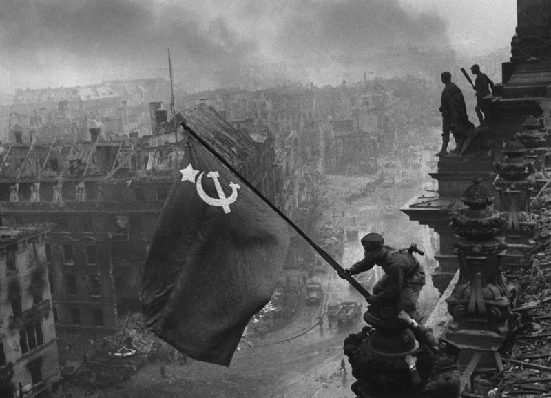 Советский флаг на Рейхстаге, Берлин. Май 1945