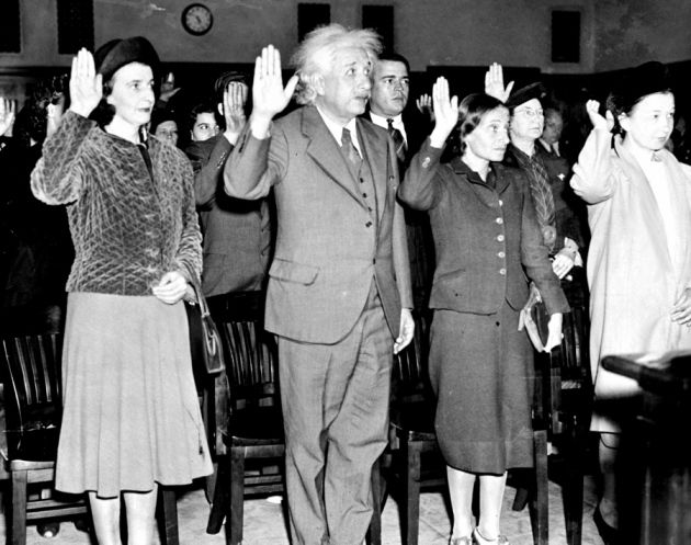 Альберт Эйнштейн вместе с женой дочерью принимает гражданство США, чтобы не возвращаться в нацистскую Германию