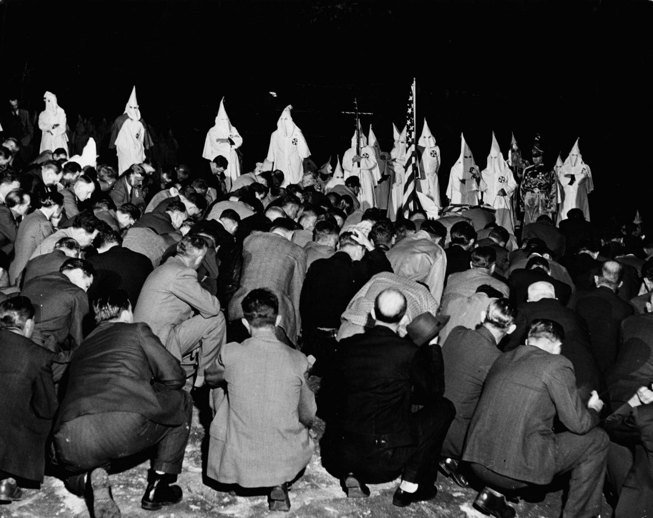 Обряд посвящения в ряды ку-клукс-клана, 1946 год.