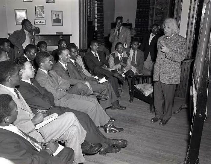 Альберт Эйнштейн читает лекцию в Университете Линкольна в Пенсильвании, первом колледже для чернокож