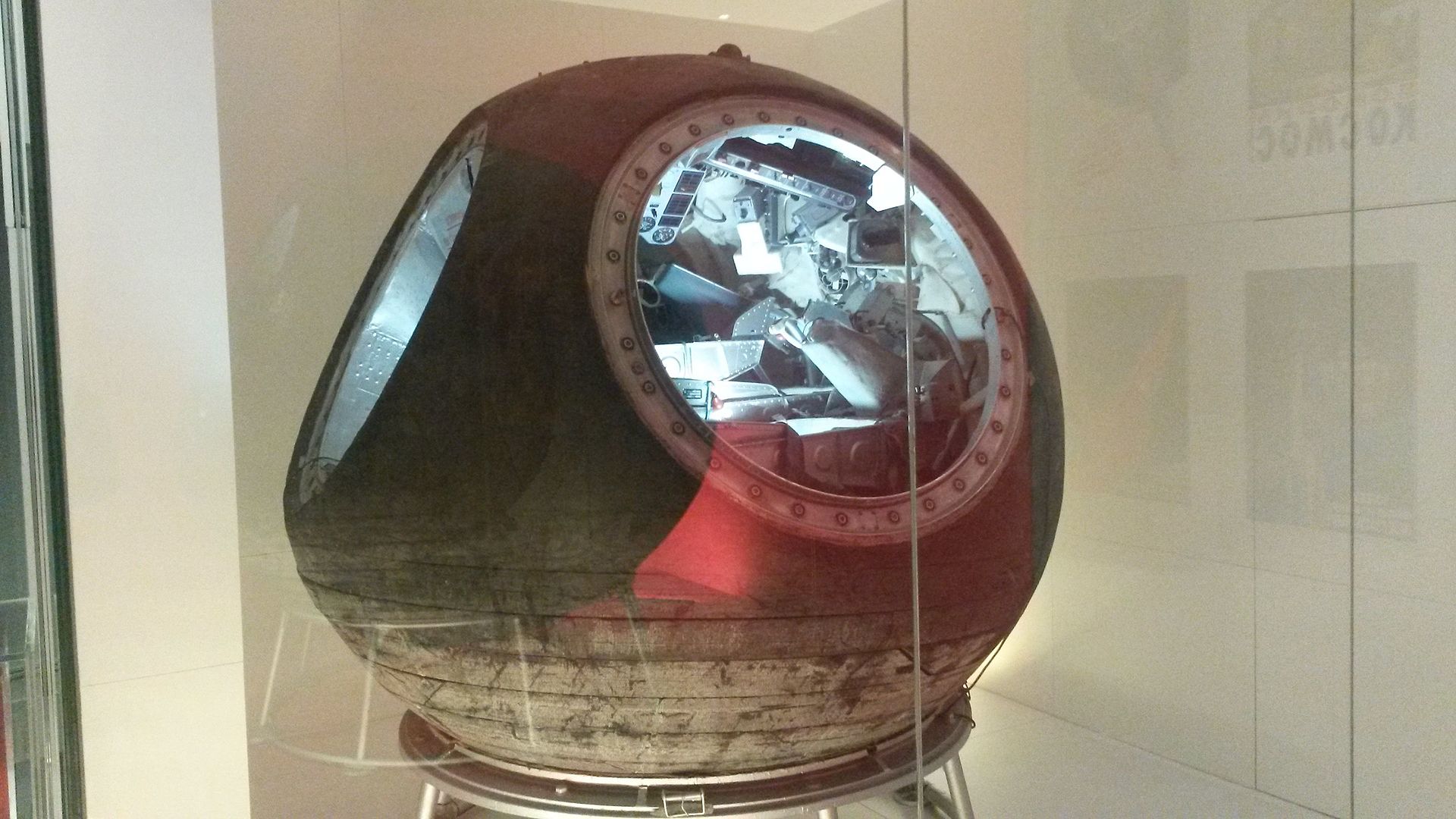 С космодрома Байконур запущен трёхместный космический корабль «Восход-1»