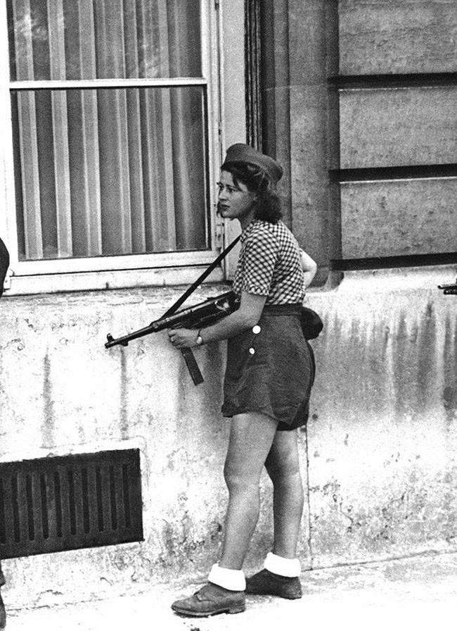 18-летняя боец французского Сопротивления Симон Сегуин во время освобождения Парижа от фашисткой оккупации