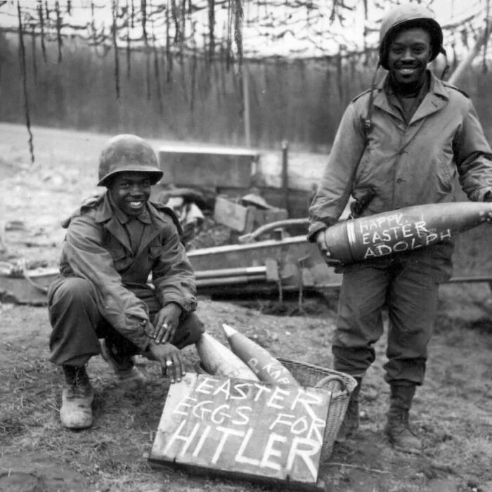 «Пасхальные яйца для Гитлера»: два афроамериканских солдата позируют на Пасху с пехотными снарядами.