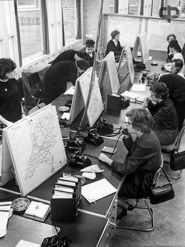 Сотрудницы горячей линии, куда любой желающий мог позвонить и узнать как добраться в нужное место. 1963