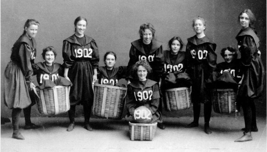 Одна из первых женских баскетбольных команд. Смитоновский колледж, США