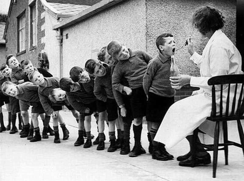 Дети принимают рыбий жир. 1960 год