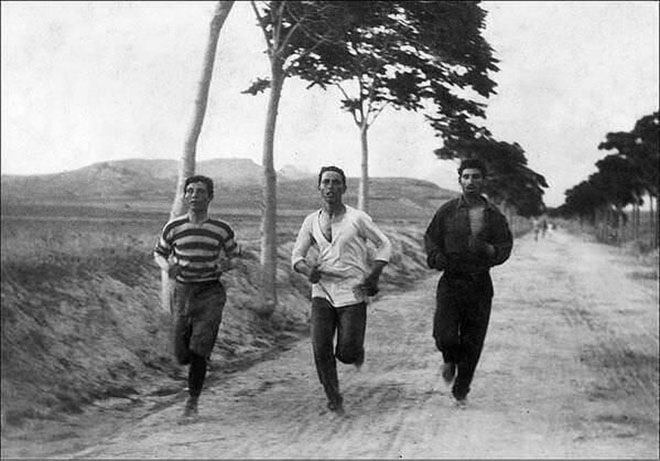 Марафонцы соревнуются на первых современных Олимпийских играх в Афинах, 1896 год