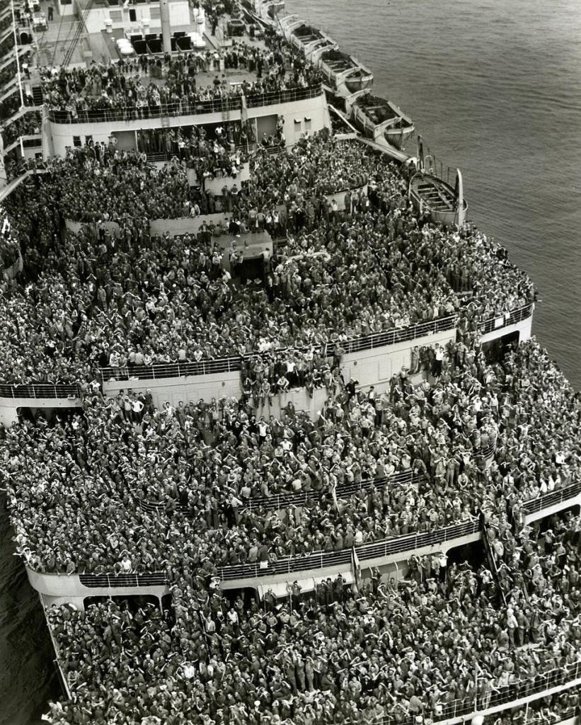 Лайнер «Королева Елизавета» доставляет американских солдат в Нью-Йорк, 1945 год.