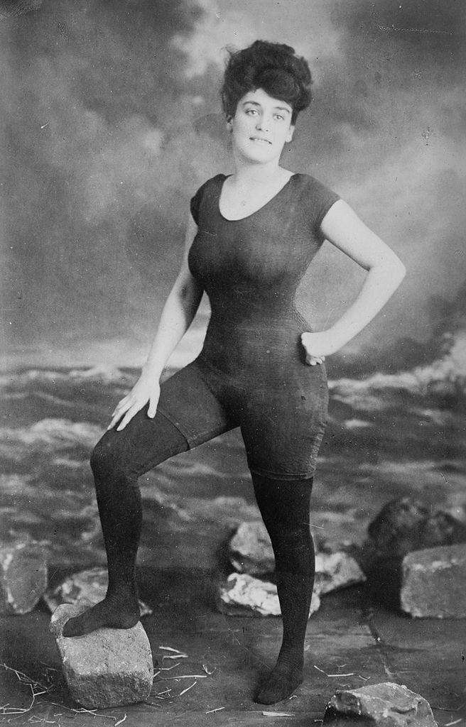 Аннет Келлерман, позирует в купальнике за ношение которого ее арестовали в 1907 году