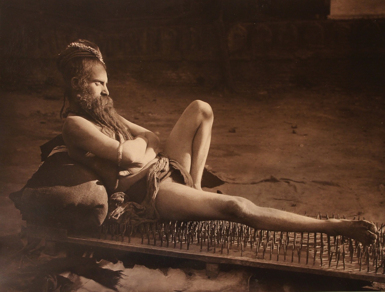 Факир отдыхает на гвоздях, примерно 1910 год