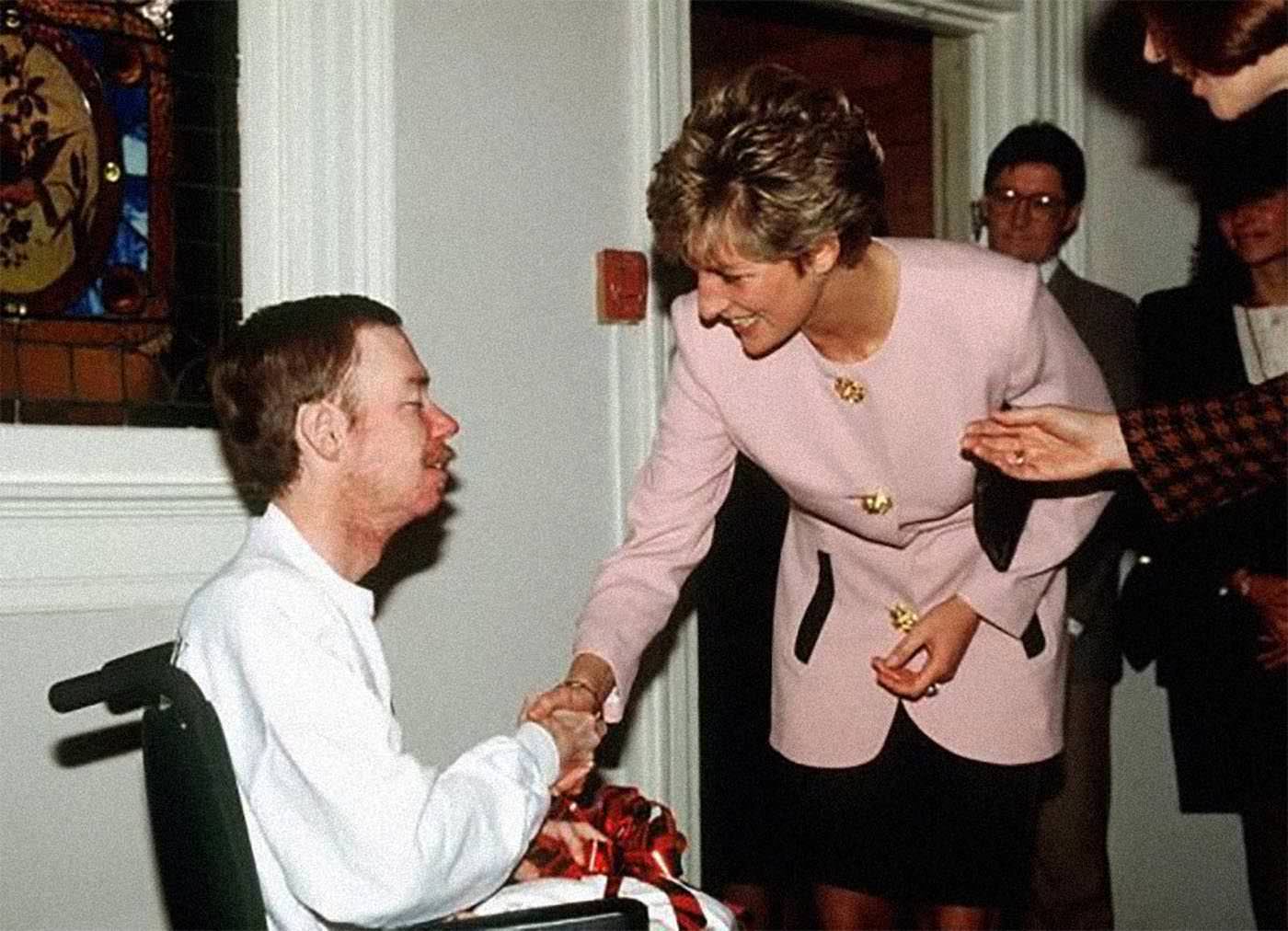 Принцесса Диана без перчаток пожимает руку больному СПИДом человеку, 1991 год